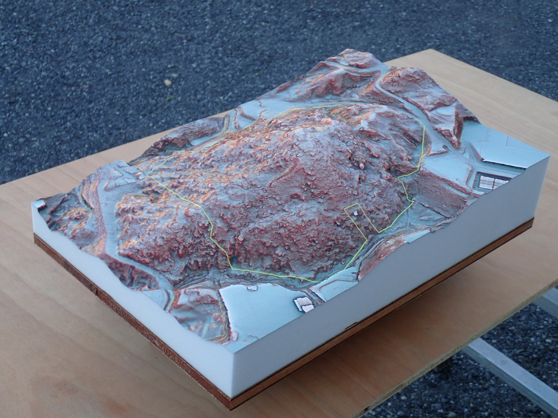赤色立体地図の立体模型