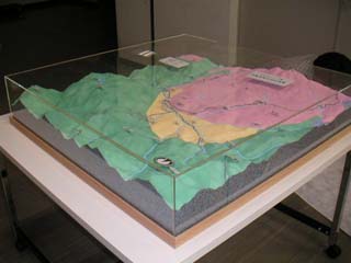 地質模型全体写真(アクリルケース入り）